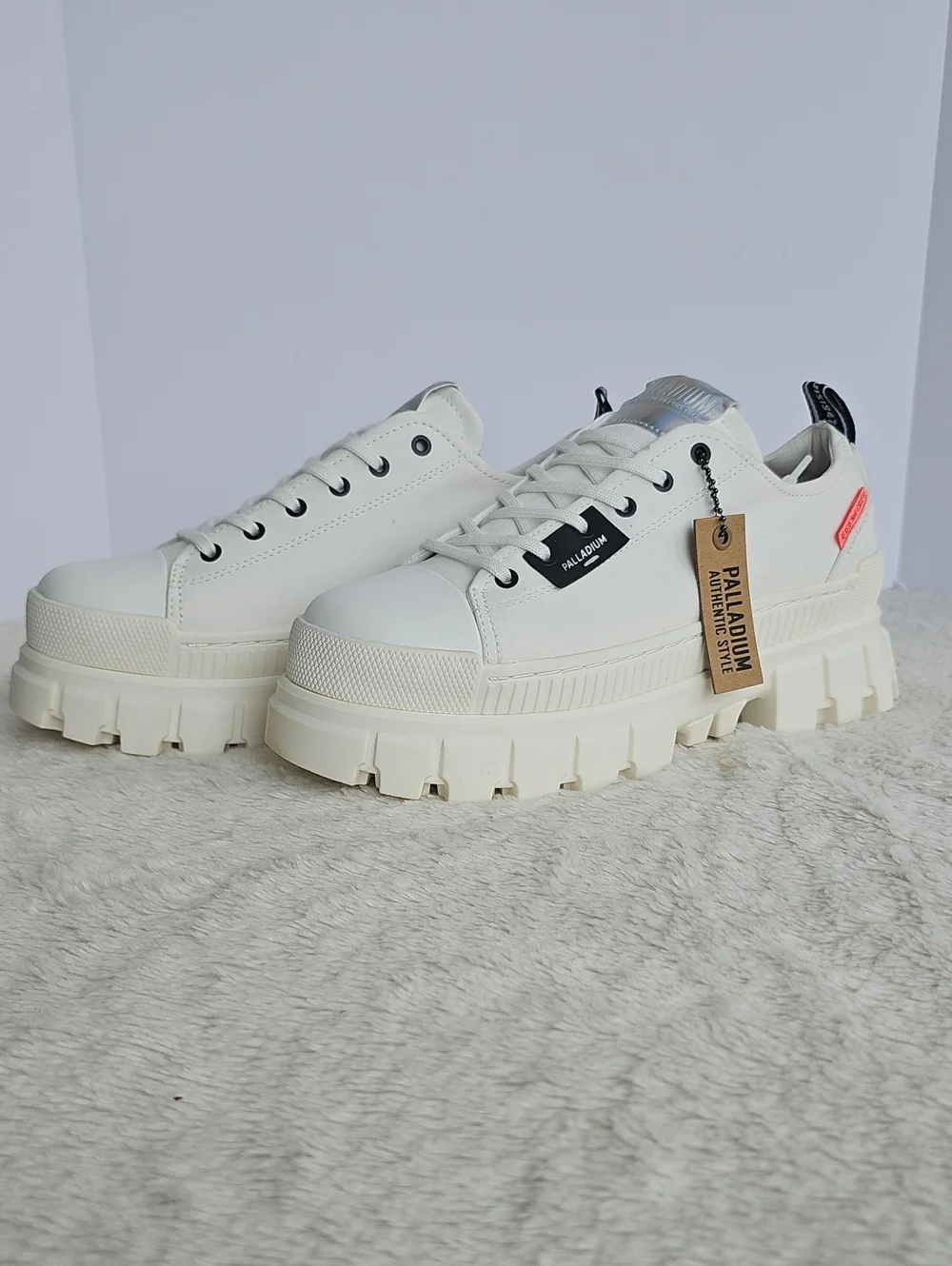 Palladium Revolt LO TX Platform Sneakers Star White Womens Size 10 NIB